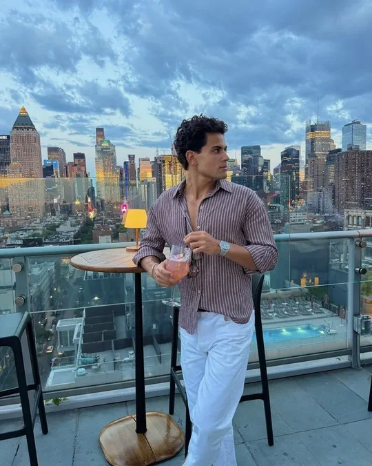 André num rooftop em Nova Iorque, ao fim da tarde