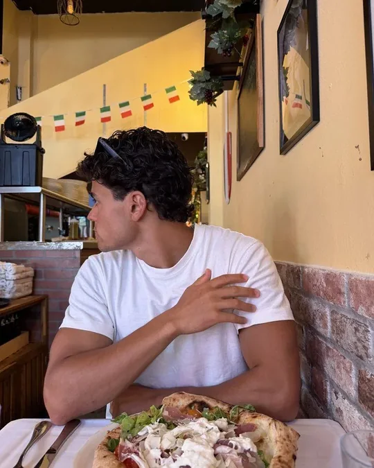 André a almoçar uma pizza numa trattoria