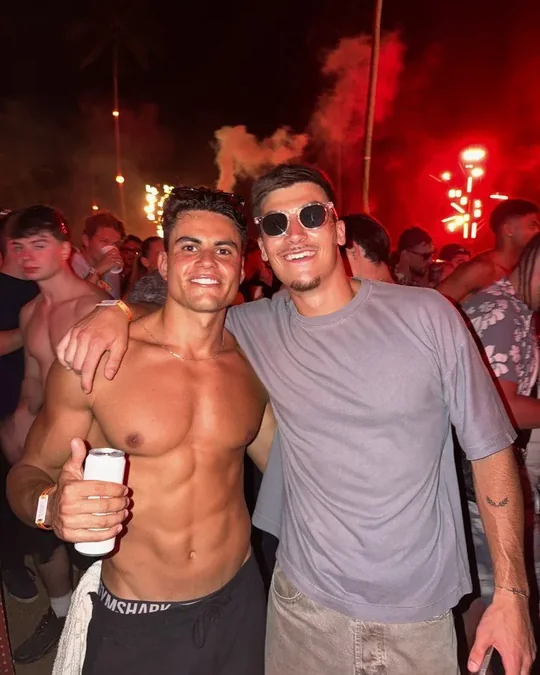 André com um amigo, à noite, num festival