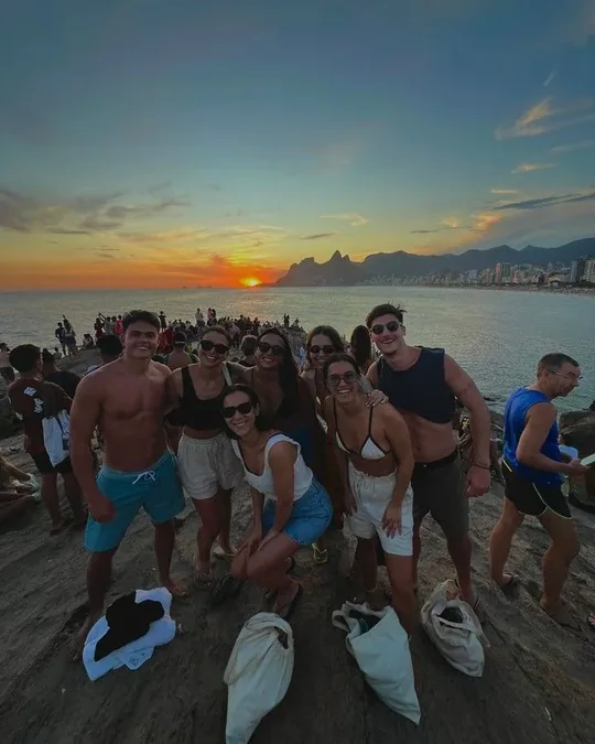 André com amigos ao pôr do sol no Rio de Janeiro